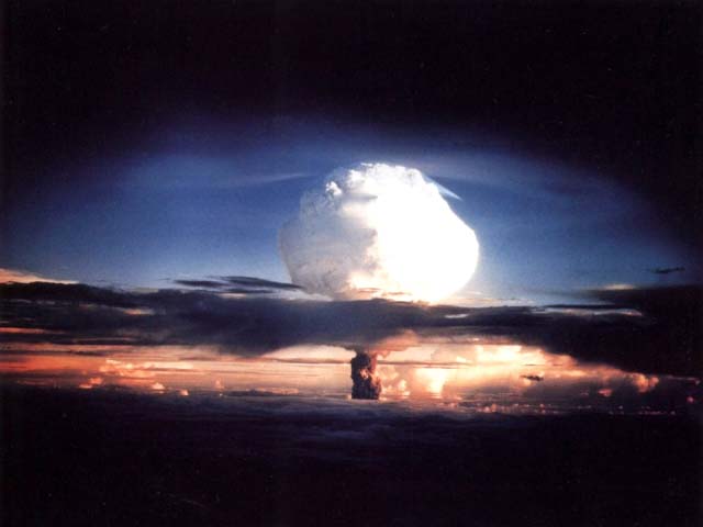 Enewetak, 1er novembre 1952. L'essai thermonucléaire Mike : l'équivalent de 700 bombes d'Hiroshima.
